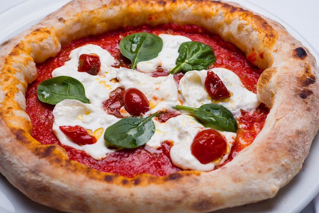 Il forno a legna per mantenere la tipicità italiana della pizza