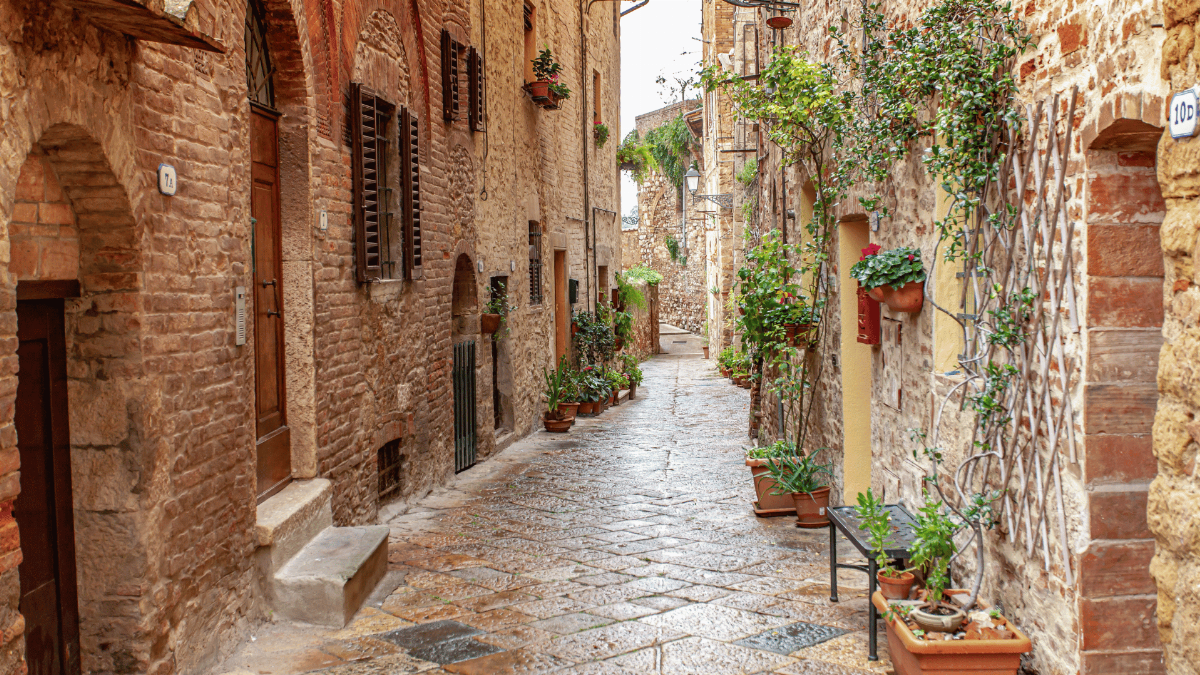 Come riscoprire il ritmo lento dei borghi lacustri partendo da un rifugio di charme